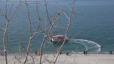 SOCHI, RUSSIA - 24 Mart 2017: bir yolcu gemisi kıyıdan ayrılıyor. Deniz küçük dalgalar