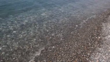 Sahilde küçük bir dalga. Sakin bir deniz var. İnsansız kıyıya