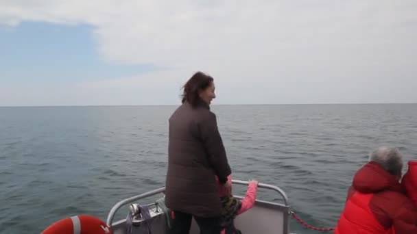 ボートで航海中の中年女性 — ストック動画