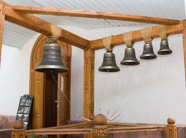 Ortodoks manastırındaki eski çan. Çanların üzerindeki yazı 