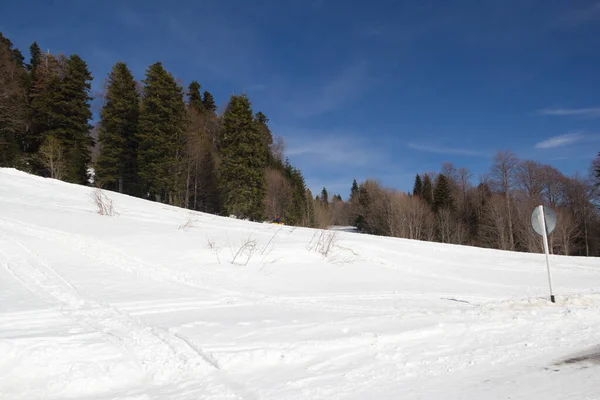 Lindas Montanhas Cobertas Neve Dia Ensolarado Céu Azul Dia Gelado — Fotografia de Stock