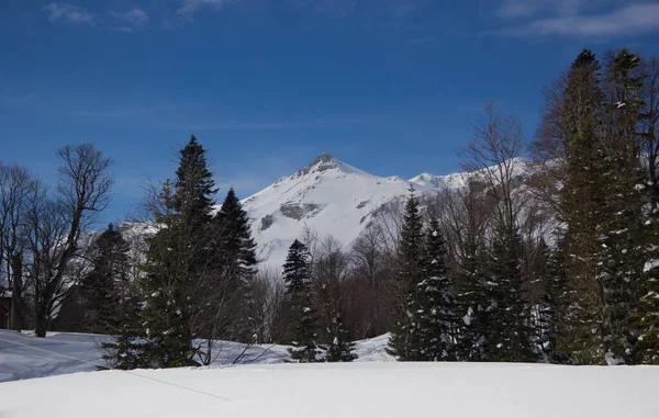 Όμορφα Βουνά Καλυμμένα Χιόνι Ηλιόλουστη Μέρα Και Γαλανός Ουρανός Μια — Φωτογραφία Αρχείου