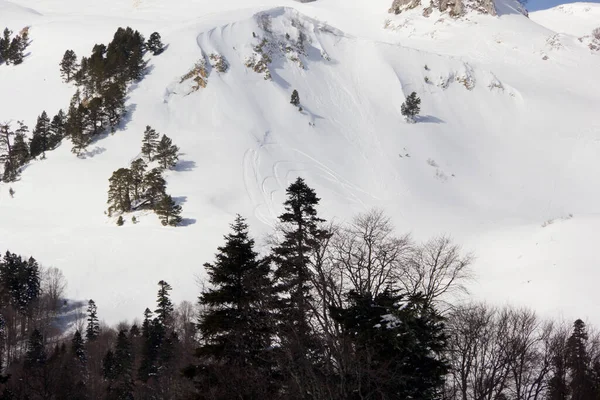 Schöne Schneebedeckte Berge Sonniger Tag Und Blauer Himmel Einem Frostigen — Stockfoto