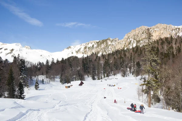 Lindas Montanhas Cobertas Neve Dia Ensolarado Céu Azul Dia Gelado — Fotografia de Stock