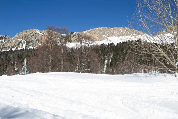 Lindas Montanhas Cobertas Neve Dia Ensolarado Céu Azul Dia Gelado — Fotografia de Stock