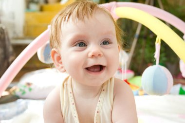 Güzel gülümseyen şirin bebek