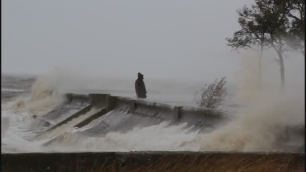 Большие Штормовые Волны Падают Бетонный Берег Капли Дождя Объектив — стоковое видео