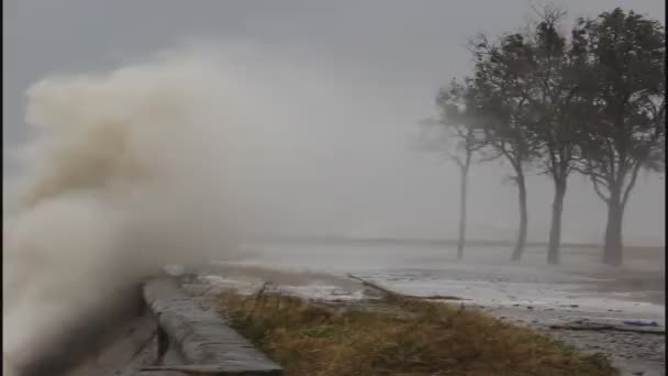 Grandi Onde Tempesta Infrangono Sulla Riva Cemento Gocce Pioggia Sull — Video Stock