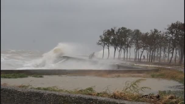 Große Sturmwellen Krachen Auf Das Betonufer Regentropfen Auf Der Linse — Stockvideo