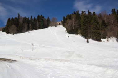 Karla kaplı güzel dağlar. Güneşli bir gün ve soğuk bir günde mavi bir gökyüzü