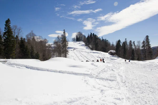 雪に覆われた美しい山 晴れた日と霜の日の青い空 — ストック写真