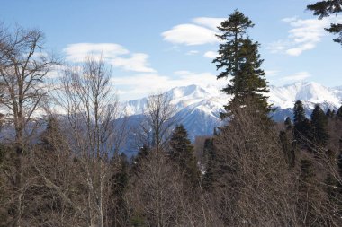 Karla kaplı güzel dağlar. Güneşli bir gün ve soğuk bir günde mavi bir gökyüzü