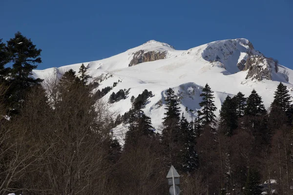 Lindas Montanhas Cobertas Neve Dia Ensolarado Céu Azul Dia Gelado — Fotografia de Stock