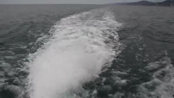 スピードボートの目覚め 速い動きのボートから引き抜かれた強力な波 — ストック動画