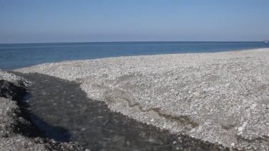 Rusya 'nın Krasnodar Krai eyaletinin Sochi ilçesine bağlı Karadeniz kıyısı. Bahar ıssız plajı. Deniz küçük dalgalar
