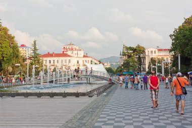 BATUMI, GEORGIA... 14 AĞUSTOS 2013: İnsanlar fıskiyenin yanındaki parkta yürüyor.
