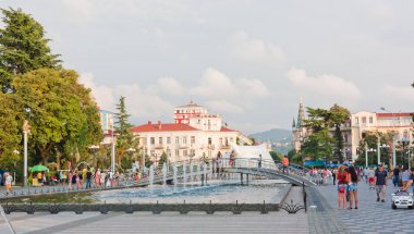 BATUMI, GEORGIA... 14 AĞUSTOS 2013: İnsanlar fıskiyenin yanındaki parkta yürüyor.