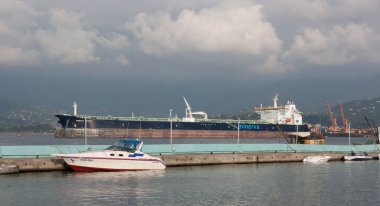 BATUMI, GEORGIA - 14 AĞUSTOS 2014: Batumi limanının görüntüsü