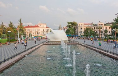 BATUMI, GEORGIA... 14 AĞUSTOS 2013: İnsanlar fıskiyenin yanındaki parkta yürüyor.
