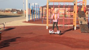 Kızıl saçlı kız kendini dengeleyen bir scooter 'a biniyor.. 