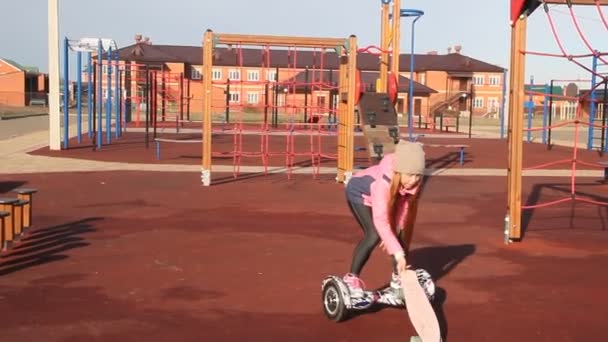 Chica Pelirroja Cabalga Una Scooter Autobalanceada Niños Parque Infantil — Vídeo de stock