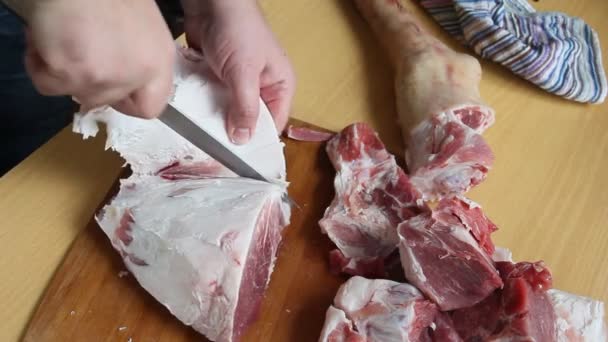 手でナイフを保持男 チョッピング 生豚の準備 バーベキューのための新鮮な肉ステーキ 閉じるビデオを閉じますアップビデオの肉屋カット生赤Bbq肉上の切断ボード — ストック動画