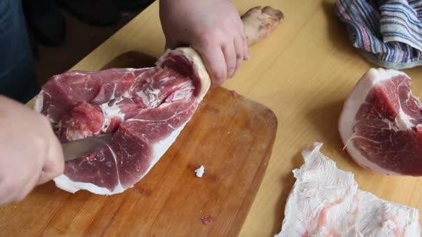 人手持刀 准备生猪 新鲜肉牛排烧烤 屠夫在切菜板上切生红肉的特写视频镜头 — 图库视频影像