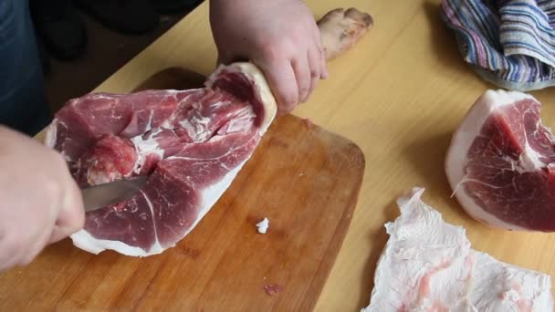 Mann Hält Messer Mit Händen Schneidet Hackt Bereitet Schwein Roh — Stockvideo