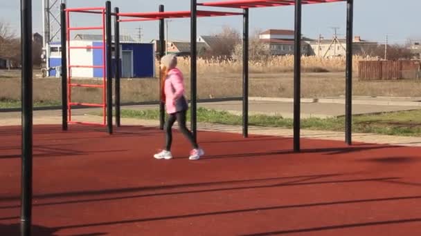 Gyerekek Játszanak Sportpályán Ősszel — Stock videók