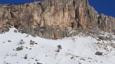 Karla kaplı güzel dağlar. Güneşli bir gün ve soğuk bir günde mavi bir gökyüzü