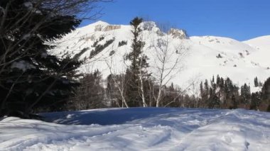 Karla kaplı güzel dağlar. Güneşli bir gün ve soğuk bir günde mavi bir gökyüzü
