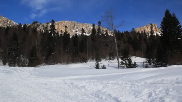 Prachtige Bergen Bedekt Met Sneeuw Zonnige Dag Blauwe Lucht Een — Stockvideo