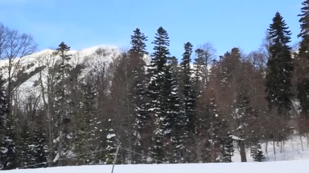 Prachtige Bergen Bedekt Met Sneeuw Zonnige Dag Blauwe Lucht Een — Stockvideo