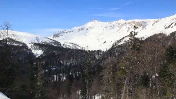 Hermosas Montañas Cubiertas Nieve Día Soleado Cielo Azul Día Helado — Vídeos de Stock