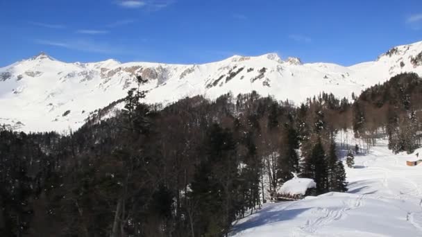 Όμορφα Βουνά Καλυμμένα Χιόνι Ηλιόλουστη Μέρα Και Γαλανός Ουρανός Μια — Αρχείο Βίντεο