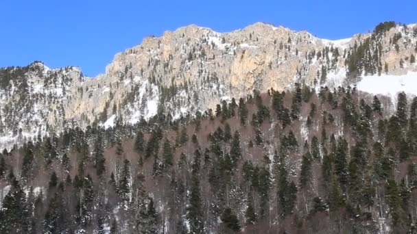 Hermosas Montañas Cubiertas Nieve Día Soleado Cielo Azul Día Helado — Vídeos de Stock