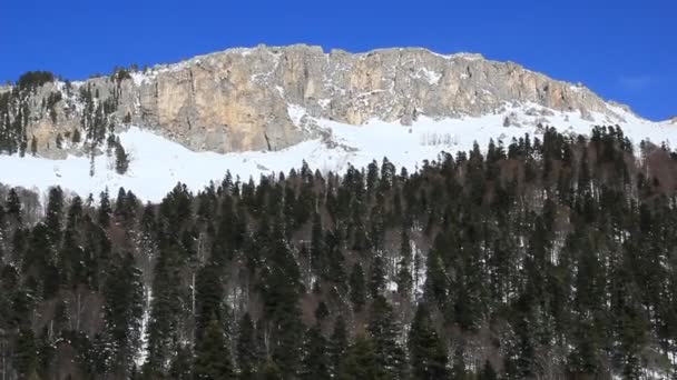 Hermosas Montañas Cubiertas Nieve Día Soleado Cielo Azul Día Helado — Vídeos de Stock