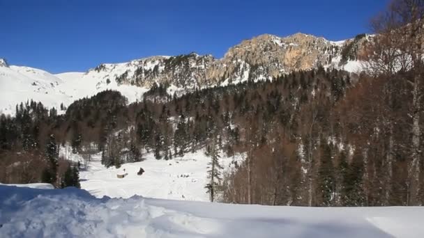 Prachtige Bergen Bedekt Met Sneeuw Zonnige Dag Blauwe Lucht Een — Stockvideo