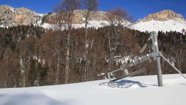 Hermosas Montañas Cubiertas Nieve Día Soleado Cielo Azul Día Helado — Vídeo de stock