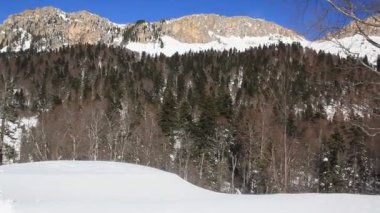 Karla kaplı güzel dağlar. Güneşli bir gün ve soğuk bir günde mavi bir gökyüzü
