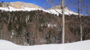 Karla kaplı güzel dağlar. Güneşli bir gün ve soğuk bir günde mavi bir gökyüzü