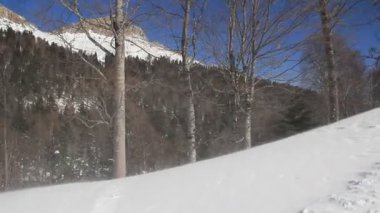 Karla kaplı güzel dağlar. Güneşli bir gün ve soğuk bir günde mavi bir gökyüzü