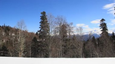 Karla kaplı güzel dağlar. Güneşli bir gün ve soğuk bir günde mavi bir gökyüzü