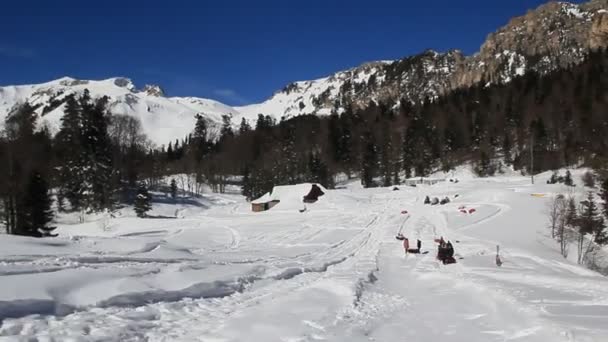 戈泽里普尔 克拉斯诺达尔地区 2019年3月5日 成人和儿童骑在雪坡上 美丽的阳光在群山中 — 图库视频影像