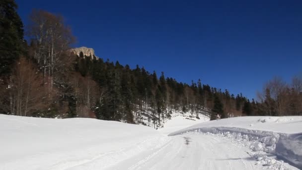 雪に覆われた美しい山 晴れた日と霜の日の青い空 — ストック動画