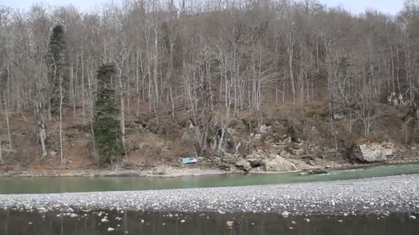 一条湍急的河流流过森林丛生的群山 — 图库视频影像