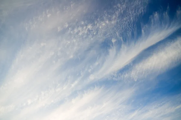 Blå molnigt himmel. Natur sammansättning. — Stockfoto