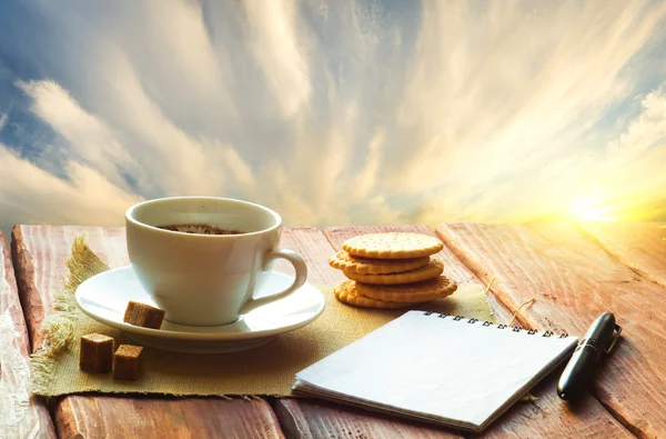 Kopje koffie op tafel — Stockfoto