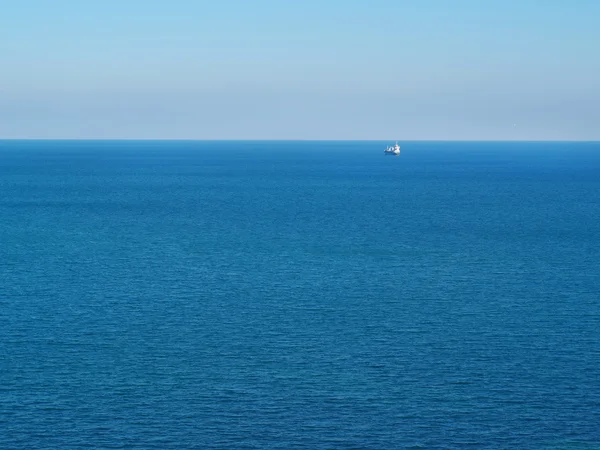 Fartyget vid horisonten. Natur sammansättning. — Stockfoto