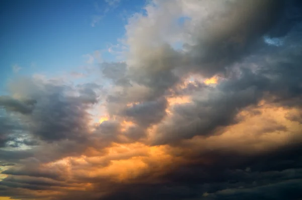 Storm moln på Sunset Sky. Natur sammansättning. — Stockfoto